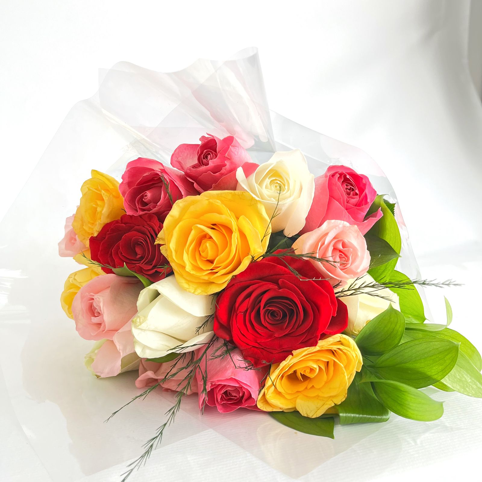 Buqu Encanto com 18 rosas coloridas