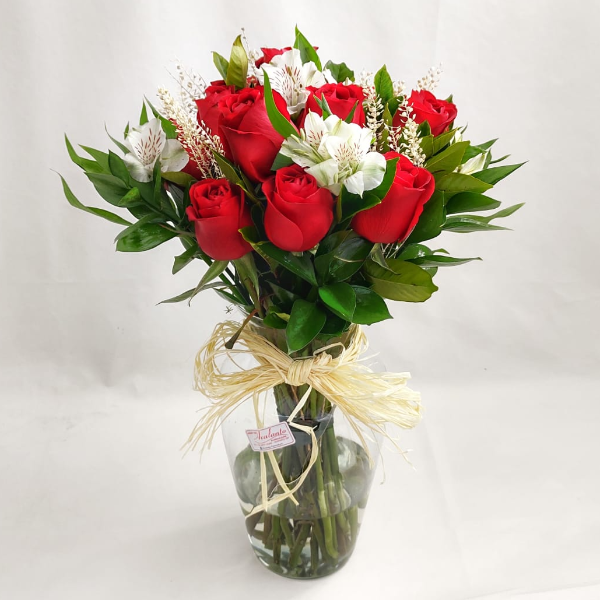 Arranjo de 12 Rosas Importadas  vermelhas em vaso de vidro